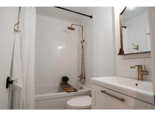 2618 21 Avenue South, Lethbridge, AB - Indoor Photo Showing Bathroom