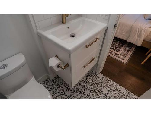 2618 21 Avenue South, Lethbridge, AB - Indoor Photo Showing Bathroom