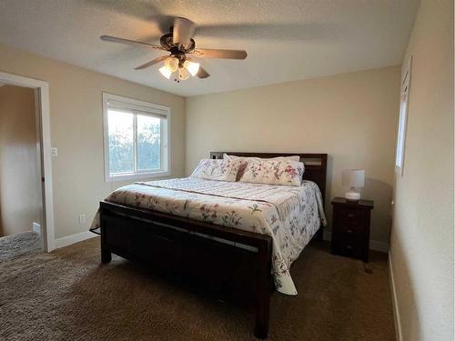 214 Falcon Ridge Way, Rural Lethbridge County, AB - Indoor Photo Showing Bedroom