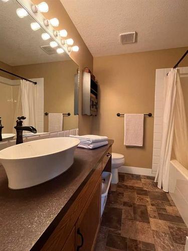 214 Falcon Ridge Way, Rural Lethbridge County, AB - Indoor Photo Showing Bathroom