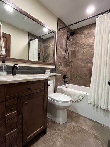 214 Falcon Ridge Way, Rural Lethbridge County, AB - Indoor Photo Showing Bathroom