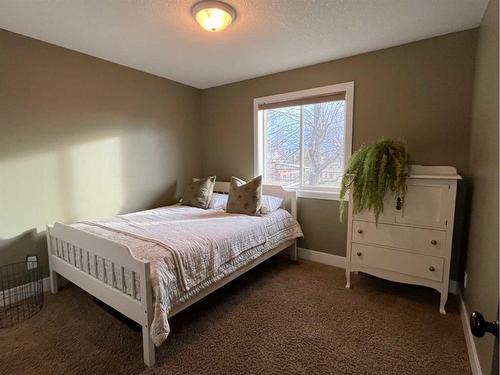 214 Falcon Ridge Way, Rural Lethbridge County, AB - Indoor Photo Showing Bedroom