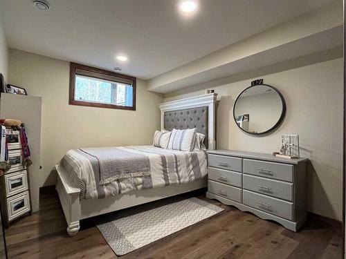 214 Falcon Ridge Way, Rural Lethbridge County, AB - Indoor Photo Showing Bedroom