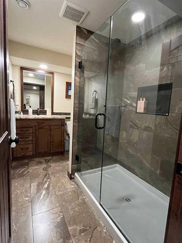 214 Falcon Ridge Way, Rural Lethbridge County, AB - Indoor Photo Showing Bathroom