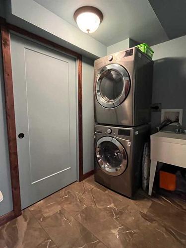 214 Falcon Ridge Way, Rural Lethbridge County, AB - Indoor Photo Showing Laundry Room