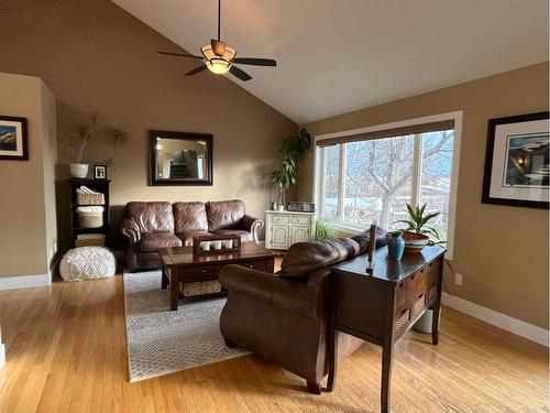 214 Falcon Ridge Way, Rural Lethbridge County, AB - Indoor Photo Showing Living Room