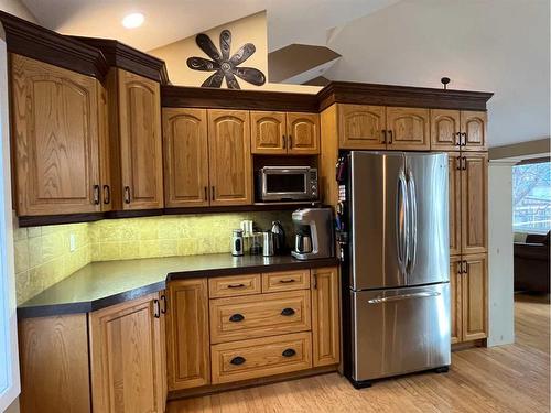 214 Falcon Ridge Way, Rural Lethbridge County, AB - Indoor Photo Showing Kitchen