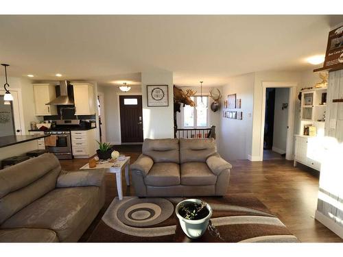 505 12 Ave, Barnwell, AB - Indoor Photo Showing Living Room