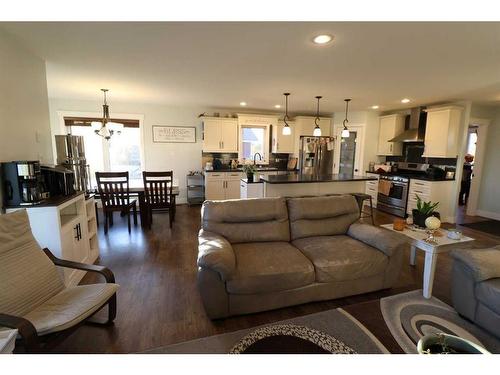 505 12 Ave, Barnwell, AB - Indoor Photo Showing Living Room