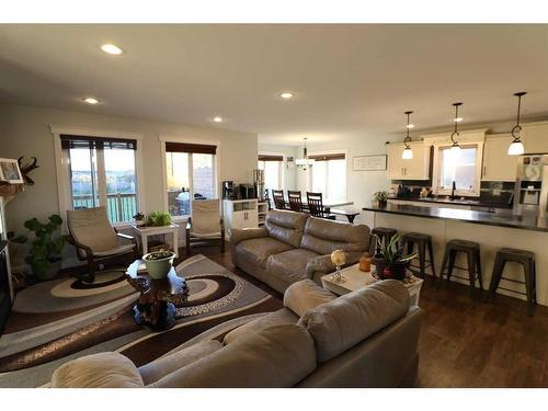 505 12 Ave, Barnwell, AB - Indoor Photo Showing Living Room