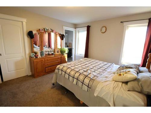 505 12 Ave, Barnwell, AB - Indoor Photo Showing Bedroom