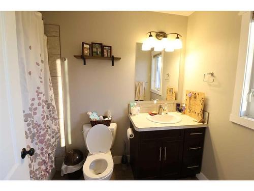 505 12 Ave, Barnwell, AB - Indoor Photo Showing Bathroom