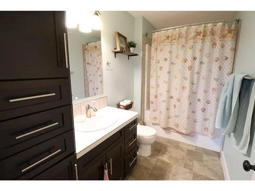 505 12 Ave, Barnwell, AB - Indoor Photo Showing Bathroom