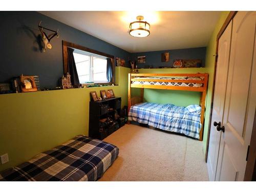 505 12 Ave, Barnwell, AB - Indoor Photo Showing Bedroom