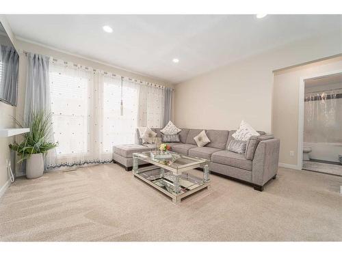 665 Aquitania Boulevard West, Lethbridge, AB - Indoor Photo Showing Living Room