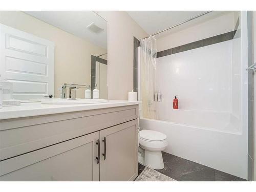 665 Aquitania Boulevard West, Lethbridge, AB - Indoor Photo Showing Bathroom