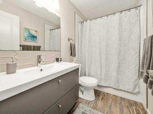 88 Erminedale Boulevard North, Lethbridge, AB - Indoor Photo Showing Bathroom