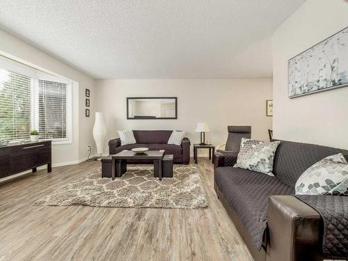 88 Erminedale Boulevard North, Lethbridge, AB - Indoor Photo Showing Living Room