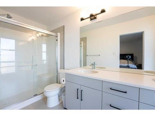 4326 28 Avenue South, Lethbridge, AB - Indoor Photo Showing Bathroom