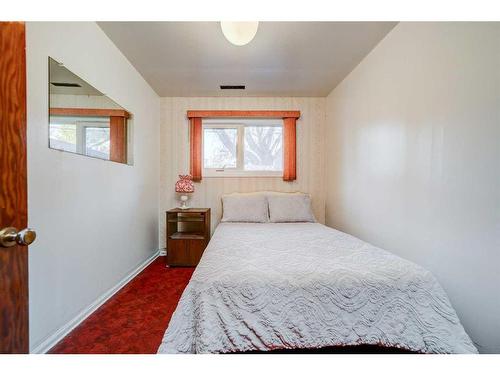 929 Maple Street, Pincher Creek, AB - Indoor Photo Showing Bedroom