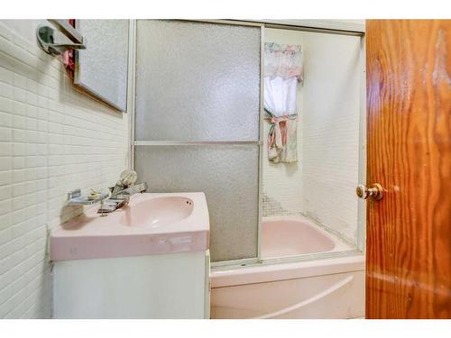 929 Maple Street, Pincher Creek, AB - Indoor Photo Showing Bathroom