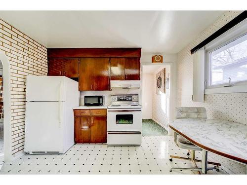 929 Maple Street, Pincher Creek, AB - Indoor Photo Showing Kitchen