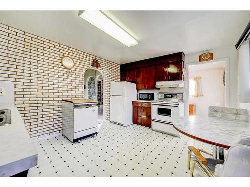 929 Maple Street, Pincher Creek, AB - Indoor Photo Showing Kitchen