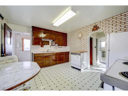 929 Maple Street, Pincher Creek, AB - Indoor Photo Showing Kitchen