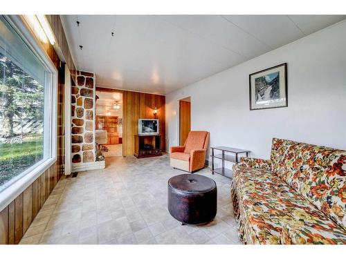 929 Maple Street, Pincher Creek, AB - Indoor Photo Showing Living Room