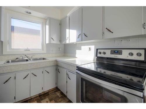 2218 19 Street, Coaldale, AB - Indoor Photo Showing Kitchen With Double Sink