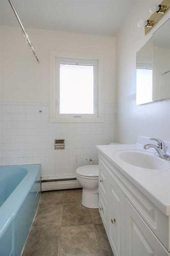 2218 19 Street, Coaldale, AB - Indoor Photo Showing Bathroom