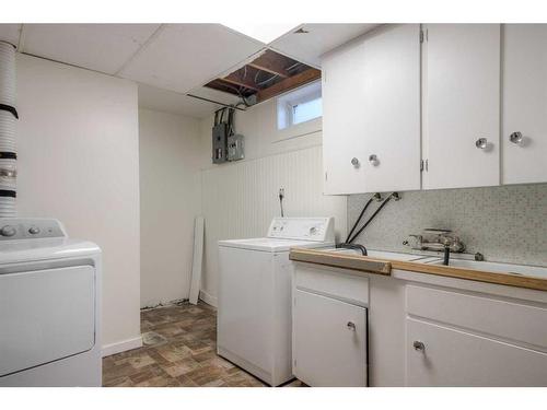 2218 19 Street, Coaldale, AB - Indoor Photo Showing Laundry Room