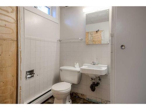 2218 19 Street, Coaldale, AB - Indoor Photo Showing Bathroom