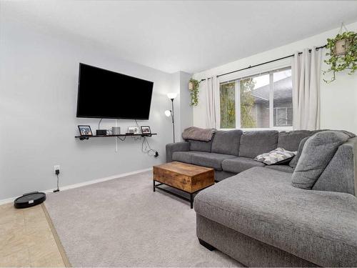 3-113 Silkstone Road West, Lethbridge, AB - Indoor Photo Showing Living Room