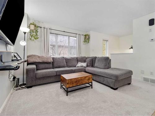 3-113 Silkstone Road West, Lethbridge, AB - Indoor Photo Showing Living Room