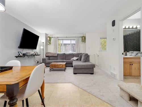 3-113 Silkstone Road West, Lethbridge, AB - Indoor Photo Showing Living Room