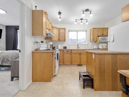 3-113 Silkstone Road West, Lethbridge, AB - Indoor Photo Showing Kitchen