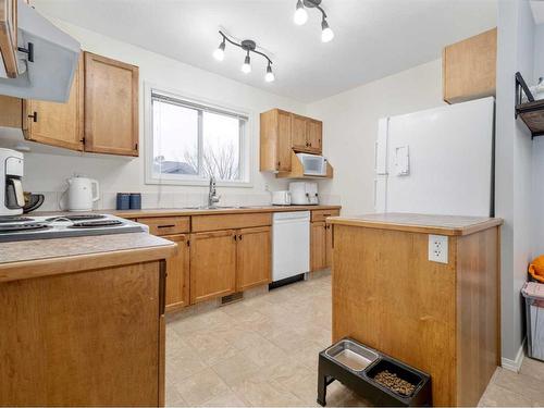 3-113 Silkstone Road West, Lethbridge, AB - Indoor Photo Showing Kitchen