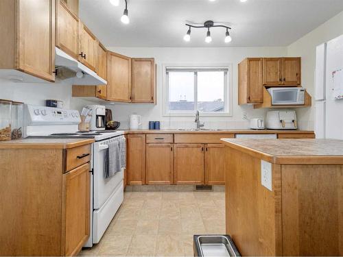 3-113 Silkstone Road West, Lethbridge, AB - Indoor Photo Showing Kitchen With Double Sink