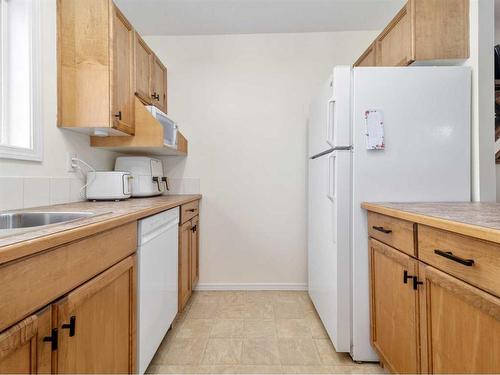 3-113 Silkstone Road West, Lethbridge, AB - Indoor Photo Showing Kitchen