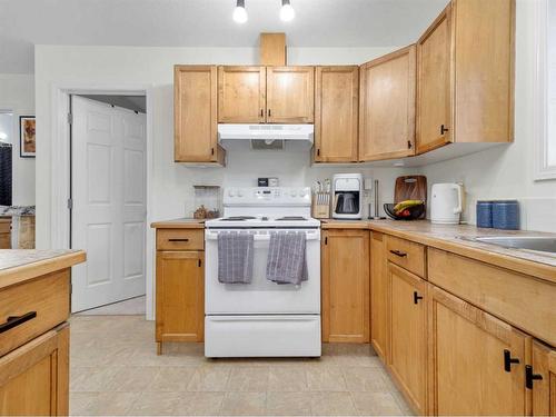 3-113 Silkstone Road West, Lethbridge, AB - Indoor Photo Showing Kitchen