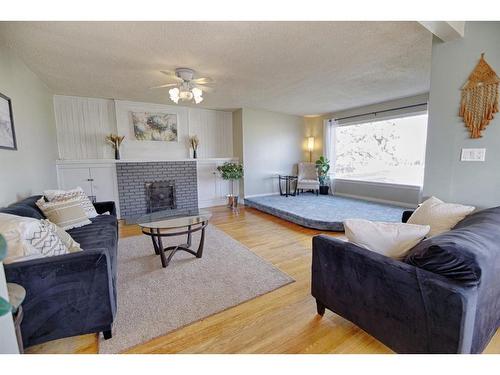 192W 100 N Avenue, Raymond, AB - Indoor Photo Showing Living Room With Fireplace