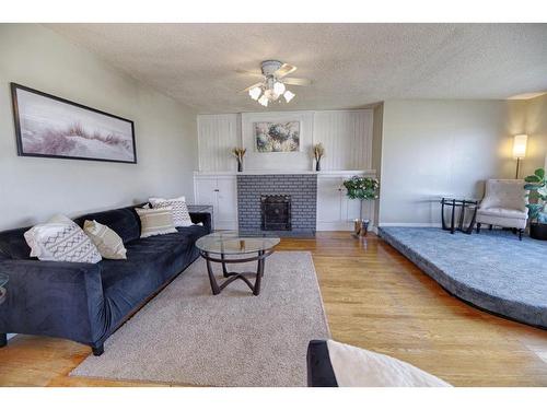 192W 100 N Avenue, Raymond, AB - Indoor Photo Showing Living Room