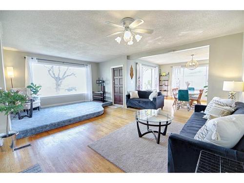 192W 100 N Avenue, Raymond, AB - Indoor Photo Showing Living Room