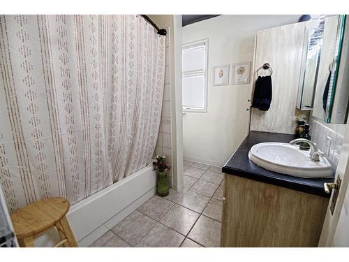 192W 100 N Avenue, Raymond, AB - Indoor Photo Showing Bathroom