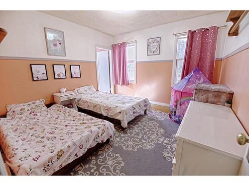 192W 100 N Avenue, Raymond, AB - Indoor Photo Showing Bedroom