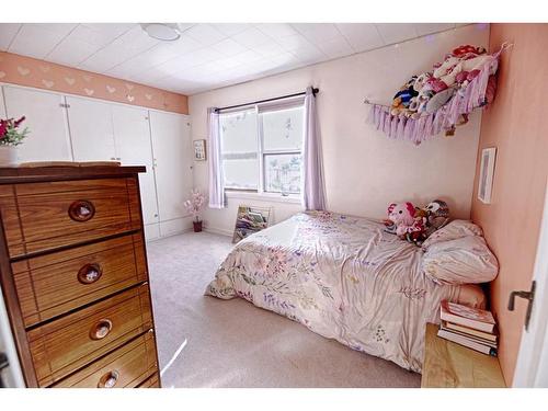 192W 100 N Avenue, Raymond, AB - Indoor Photo Showing Bedroom