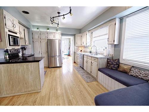 192W 100 N Avenue, Raymond, AB - Indoor Photo Showing Kitchen