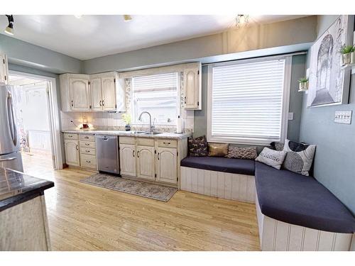 192W 100 N Avenue, Raymond, AB - Indoor Photo Showing Kitchen