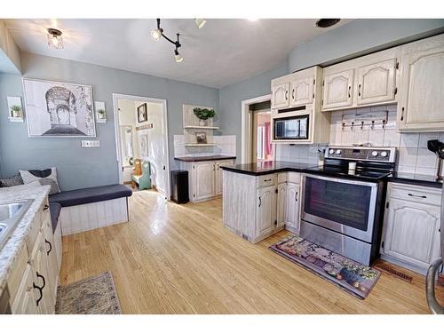 192W 100 N Avenue, Raymond, AB - Indoor Photo Showing Kitchen